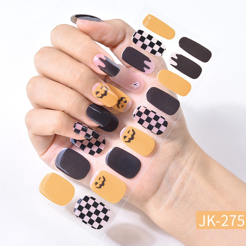 Wat schadelijker is, nagelstickers of gelakte nagels